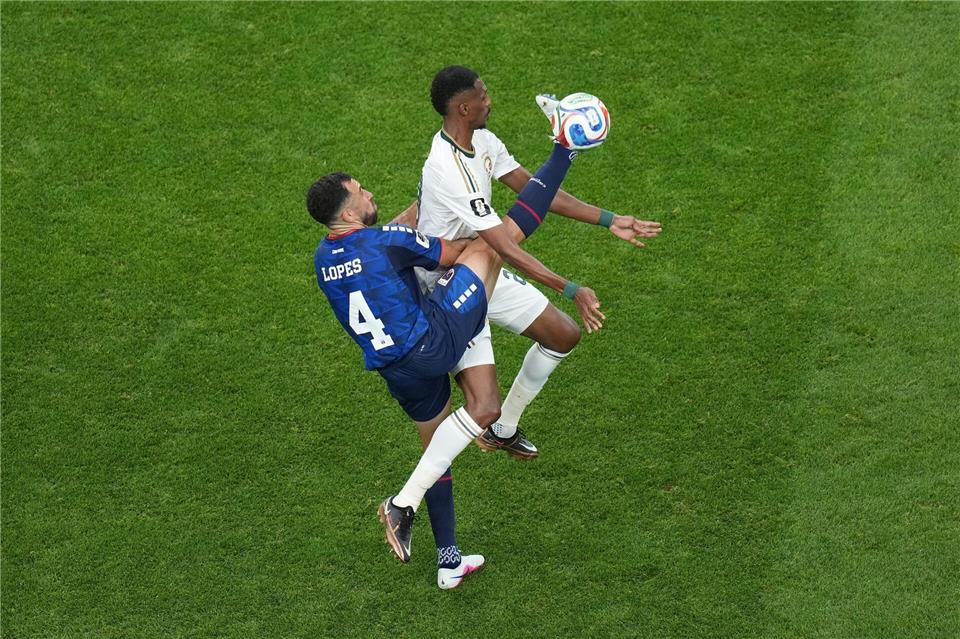 Voller Einsatz: Kap Verdes Verteidiger Pico Lopes (l). (Archivbild)Eric Gay/AP/dpa
