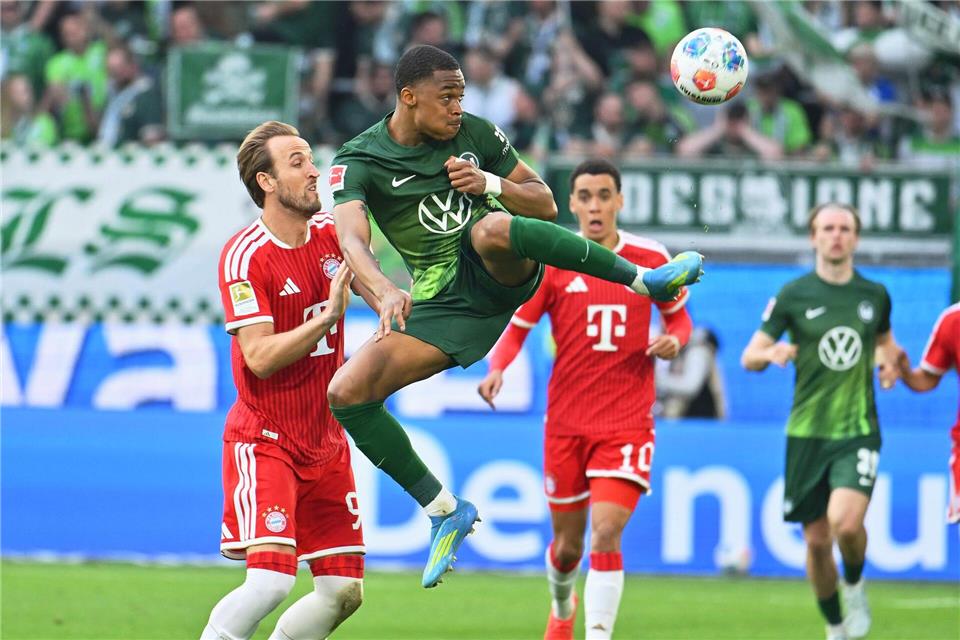 Voller Einsatz: Wolfsburgs Jeanuël Belocian ist vor Harry Kane von Bayern München am Ball.Swen Pförtner/dpa