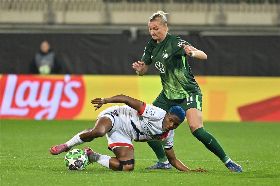 Voller Einsatz für den VfL Wolfsburg: Alexandra Popp (r).Swen Pförtner/dpa