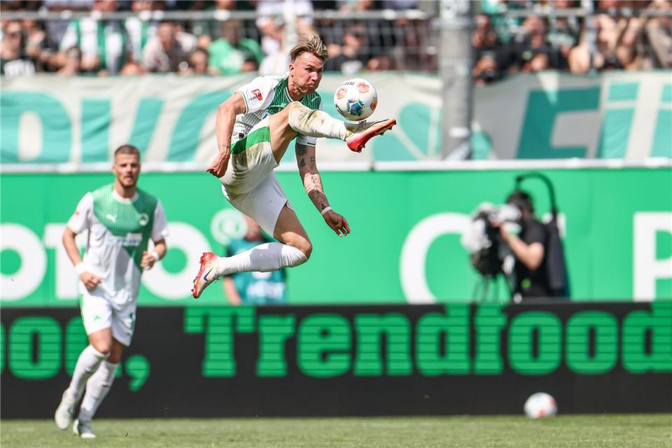 Voller Einsatz im Derby: Fürths Felix Klaus nimmt den Ball artistisch in der Luft an. Daniel Löb/dpa