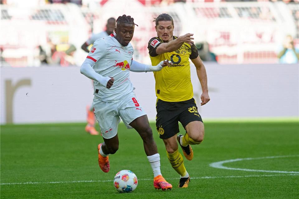 Voller Einsatz im Topspiel: Leipzigs Johan Bakayoko (l) will den Ball gegen BVB-Spieler Marcel Sabitzer behaupten.Bernd Thissen/dpa