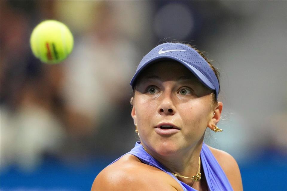 Voller Fokus auf den Ball: Amanda Anisimova gewann ein packendes Halbfinale gegen Naomi Osaka.Kirsty Wigglesworth/AP/dpa
