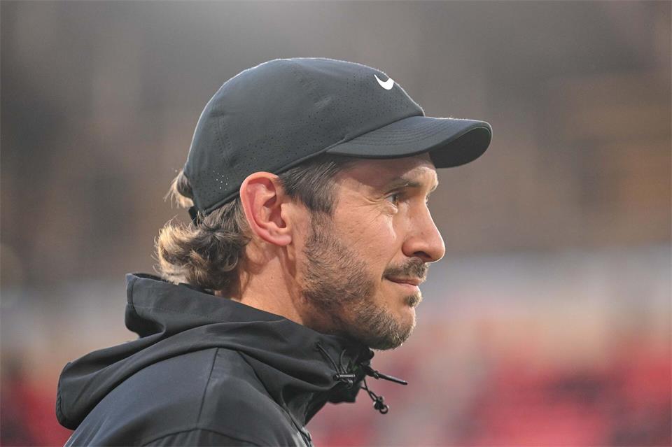 Voller Fokus auf die Pokal-Aufgabe: Freiburgs Trainer Julian Schuster.Harry Langer/dpa