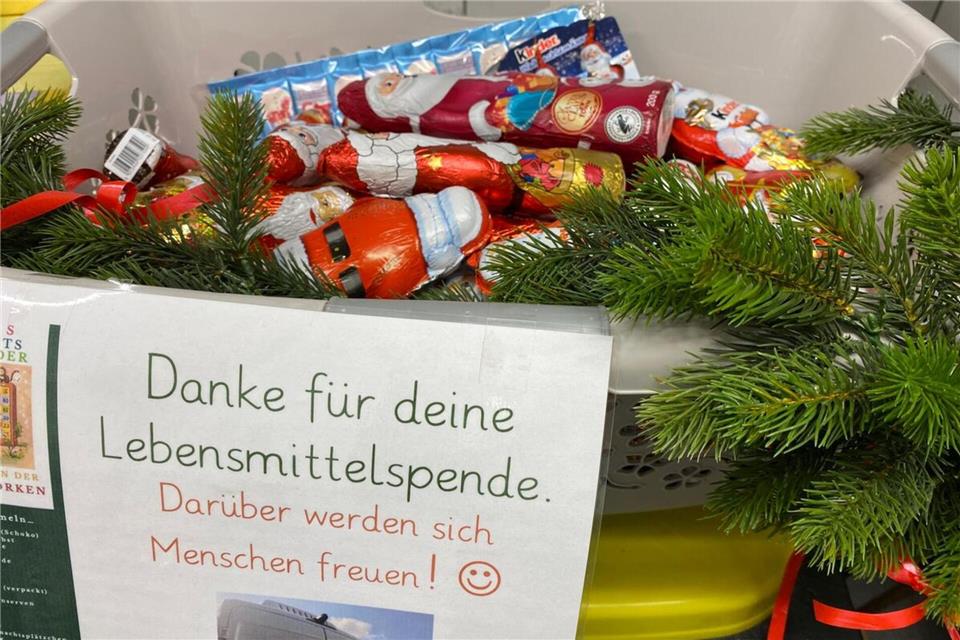 Voller Freude brachten die Jungen und Mädchen unter anderem Schoko-Weihnachtsmänner mit zur Astrid-Lindgren-Schule, um sie dort in die Spendenkörbe zu legen.