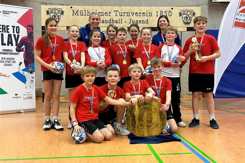 Voller Stolz: Die E-Jugendlichen des TV Borken feierten am Sonntagnachmittag in den Trikots von Georgien den Titel bei der „Mini-Europameisterschaft“ in Köln – und durften bei der Siegerehrung sogar die originale EM-Schale präsentieren.