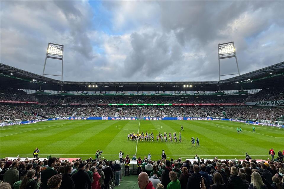 Volles Haus: 37.000 Zuschauer sehen das Nordderby zwischen Werder Bremen und dem Hamburger SV im Weserstadion.Carmen Jaspersen/dpa