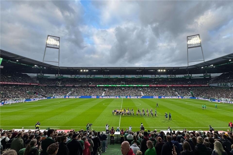 3:1 in Wolfsburg: Bayern-Frauen gewinnen Topspiel Volles Haus im Nordderby.Carmen Jaspersen/dpa