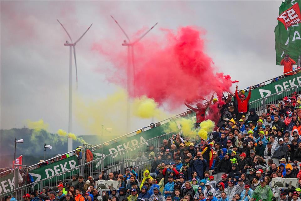 Volles Haus und gute Stimmung auf dem Sachsenring.Robert Michael/dpa