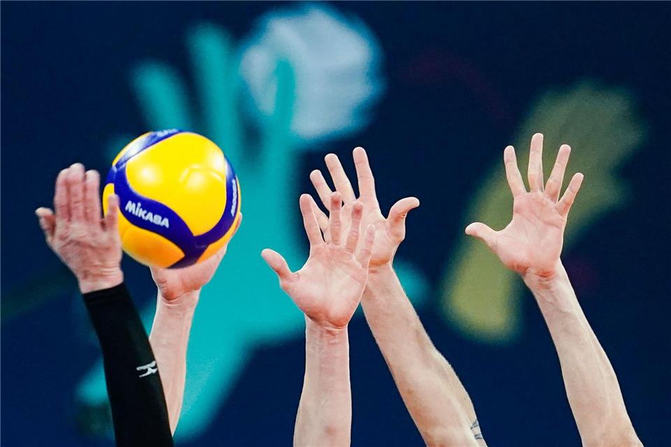 Volleyball-Bundesligist MTV Ludwigsburg hat den Vertrag von Mittelblocker Jan Huber verlängert (Symbolbild).Uwe Anspach/dpa