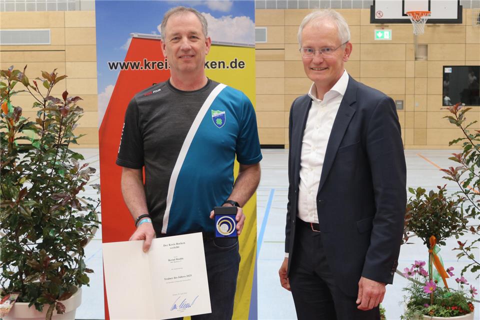 Volleyball-Trainer und -Macher Bernd Rudde (links) wurde von Kreisdirektor Dr. Ansgar Hörster als „Trainer des Jahres“ ausgezeichnet.