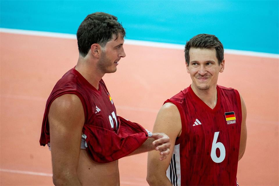 Volleyballer Johannes Tille (r) fällt für den Rest der EM aus. (Archivbild)Julius Frick/dpa