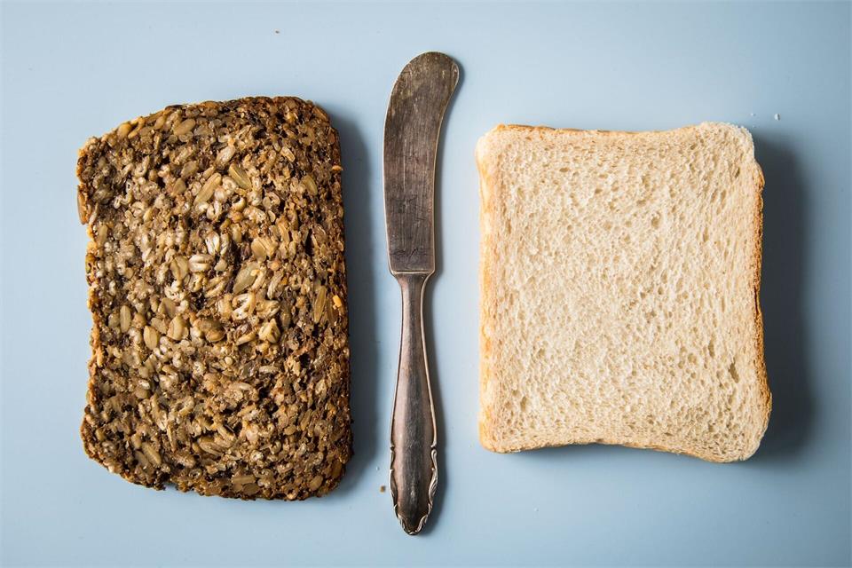 Vollkornbrot vs. Weißmehltoast: Kohlenhydrate enthalten sie beiden. Aber eine Wahl ist die deutlich gesündere. picture alliance/dpa/dpa-tmn