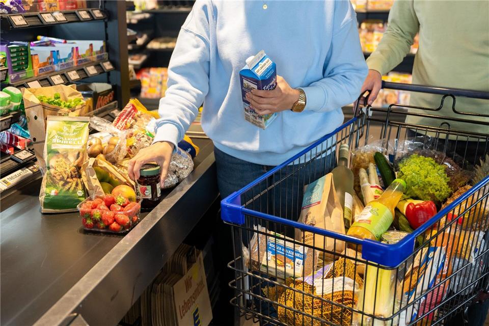 Vollkornnudeln, Gemüse, Milchprodukte: Wer smart einkauft, hat an stressigen Tagen die Basics für leckere Rezepte parat.picture alliance/dpa/dpa-tmn