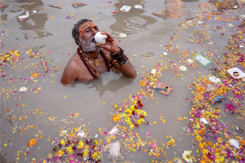 Vollmondritual am Sangam: Sadhu bläst MuschelhornRajesh Kumar Singh/AP/dpa
