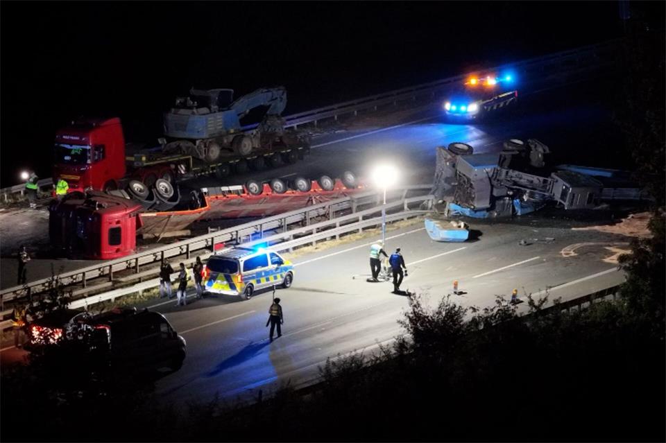Vollsperrung auf der A2 durch SchwertransporterMarkus Wüllner/dpa