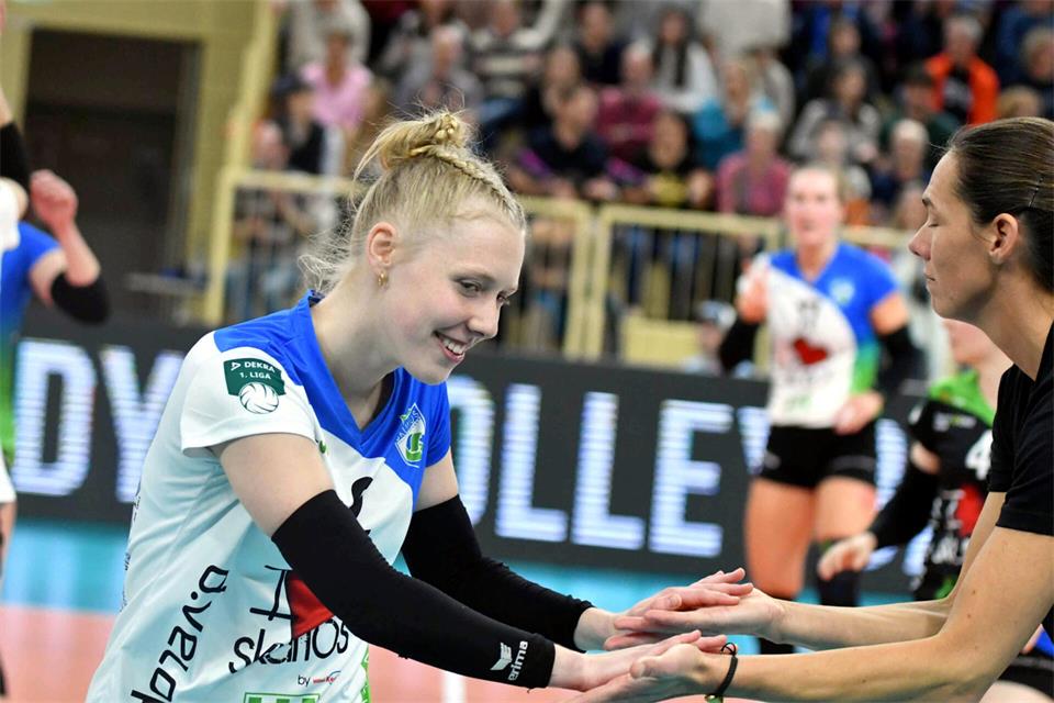 Vollstes Vertrauen hat Kira Walkenhorst (rechts) in die Dienste der Jüngsten in ihrem Team. In Wiesbaden setzte Borkens Trainerin – neben Stamm-Libera Ditte Kjær Hansen – zwischenzeitlich mit Antonia Tebroke auf eine zweite Defensivspezialistin. Und die 17-Jährige machte ihre Sache gut.