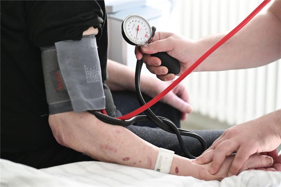 Vollzeitbeschäftigte Gesundheits- und Krankenpfleger verdienten in Hamburg etwas weniger als der Durchschnitt, während sie in Schleswig-Holstein etwas mehr Gehalt als der Durchschnitt bekamen. (Symbolbild)Bernd Weißbrod/dpa