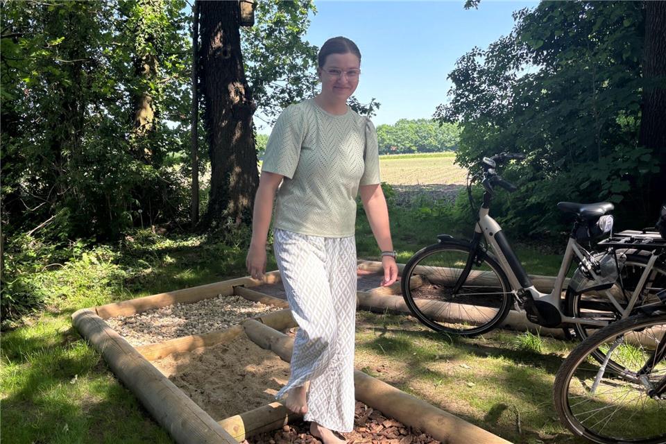 Volontärin Astrid Witte hat den Barfußpfad am Artesische Brunnen getestet.