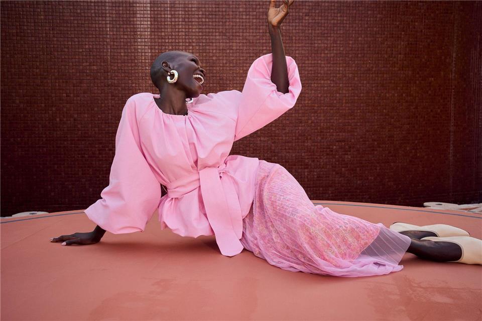 Volumen gefragt: Ballon-Schnitte sind jetzt wieder häufiger zu sehen - nicht nur bei Hosen. Hier ein rundes Beispiel von Rich&Royal (Bluse ca. 179 Euro, Rock ca. 149 Euro).Rich&Royal/dpa-tmn