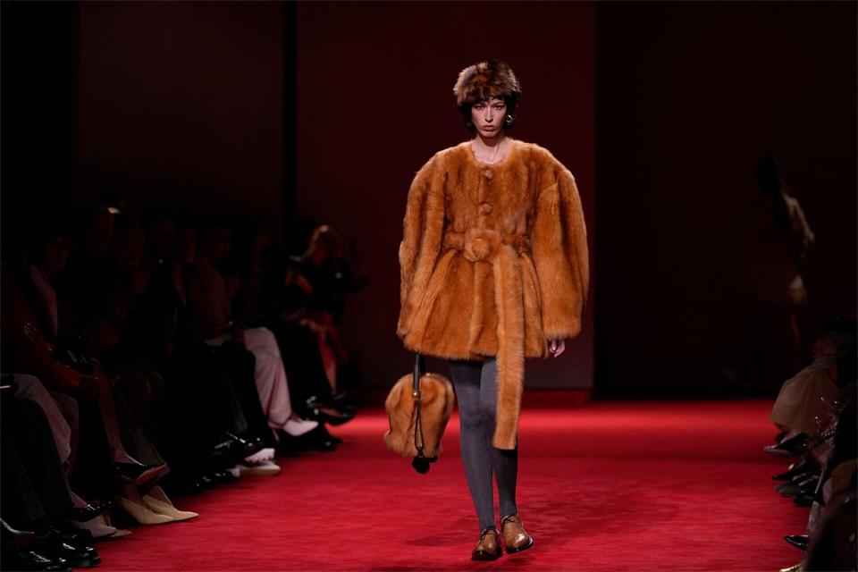 Voluminös und warm: Jacken sind in diesem Winter wahre Blickfänger. Ein opulentes Beispiel: die bernsteinfarbene Jacke mit Gürtel und strukturiertem Kunstfell aus der Bottega Veneta Herbst/Winter 2026-2027 Damenkollektion.Luca Bruno/AP/dpa-tmn
