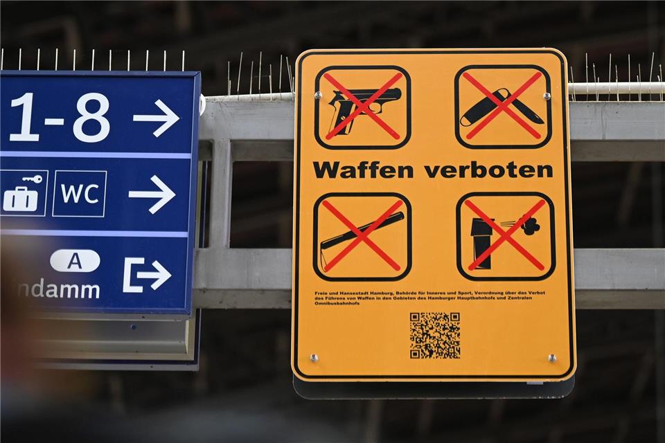 Vom 1. April an gilt in ganz Niedersachsen ein Waffen- und Messerverbot im Nahverkehr. (Symbolbild)Niklas Graeber/dpa