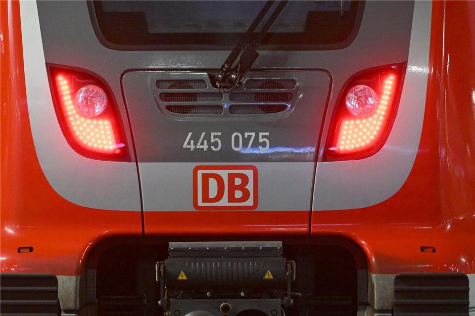 Vom 1. bis 11. November pausiert der Zugverkehr der Maintalbahn. Es wird einen Ersatzverkehr mit Bussen geben. (Symbolbild)Felix Hörhager/dpa