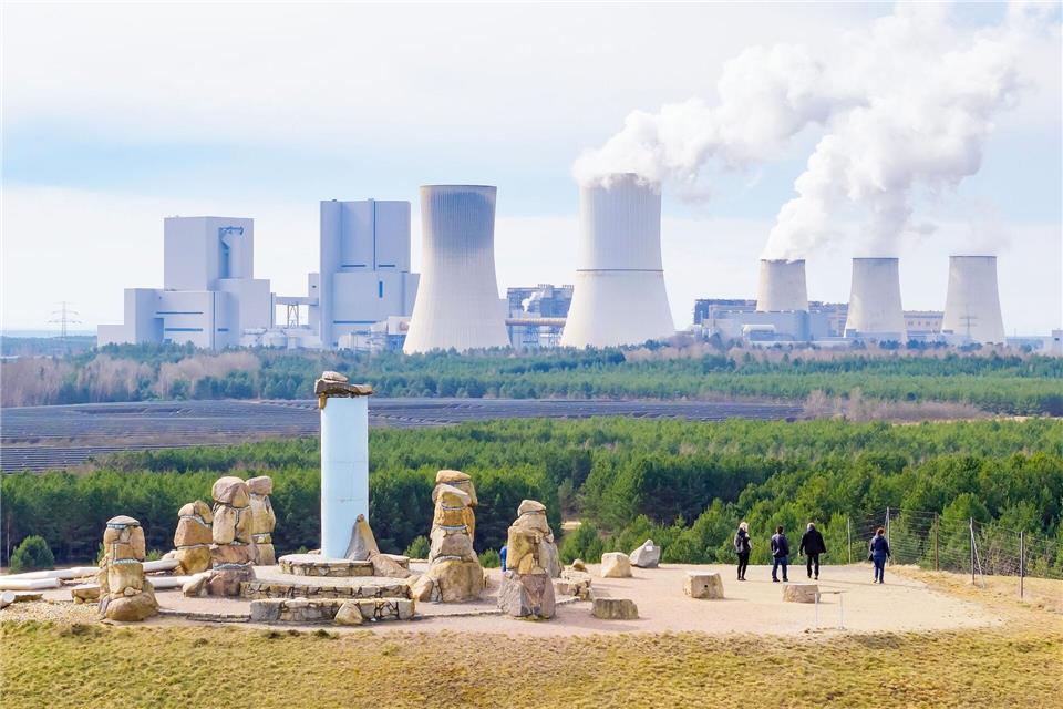 Vom 14. bis 29. März 2026 - pünktlich zum Saisonstart - verwandelt sich der Findlingspark Nochten bei Dunkelheit in eine atmosphärische Lichtlandschaft.Jürgen Lösel/dpa/ZB