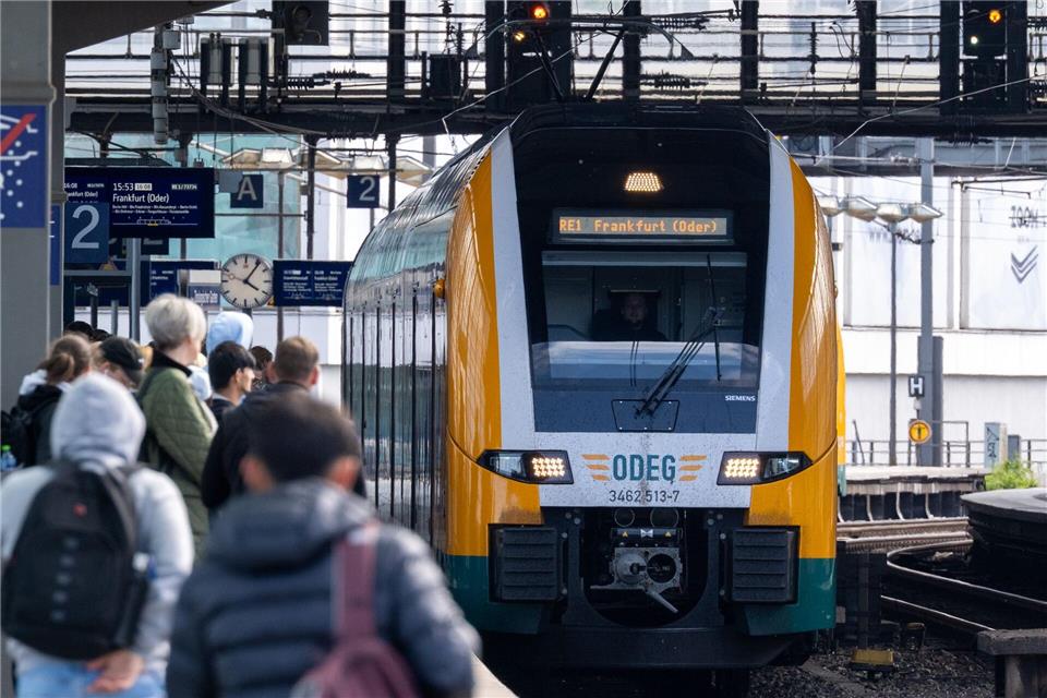 Vom 29. Januar bis zum 27. Februar kommt es zu Ausfällen und Umleitungen der RE1 im Raum Berlin. (Symbolbild)Soeren Stache/dpa