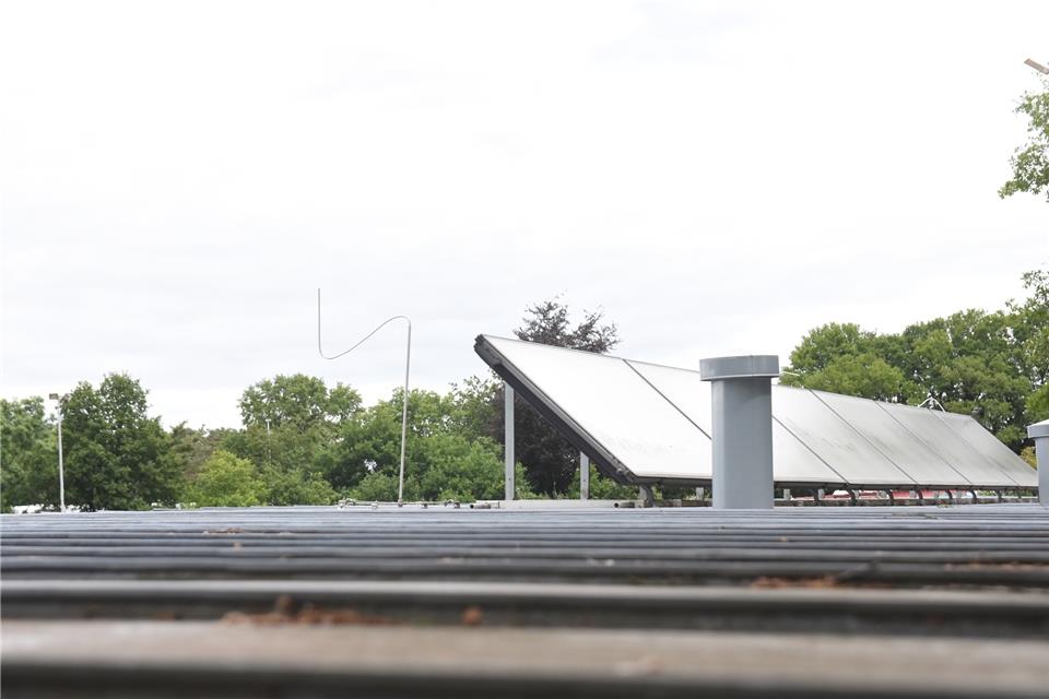 Vom Dach des Umkleidetraktes wurden Teile des Blitzschutzes gestohlen.