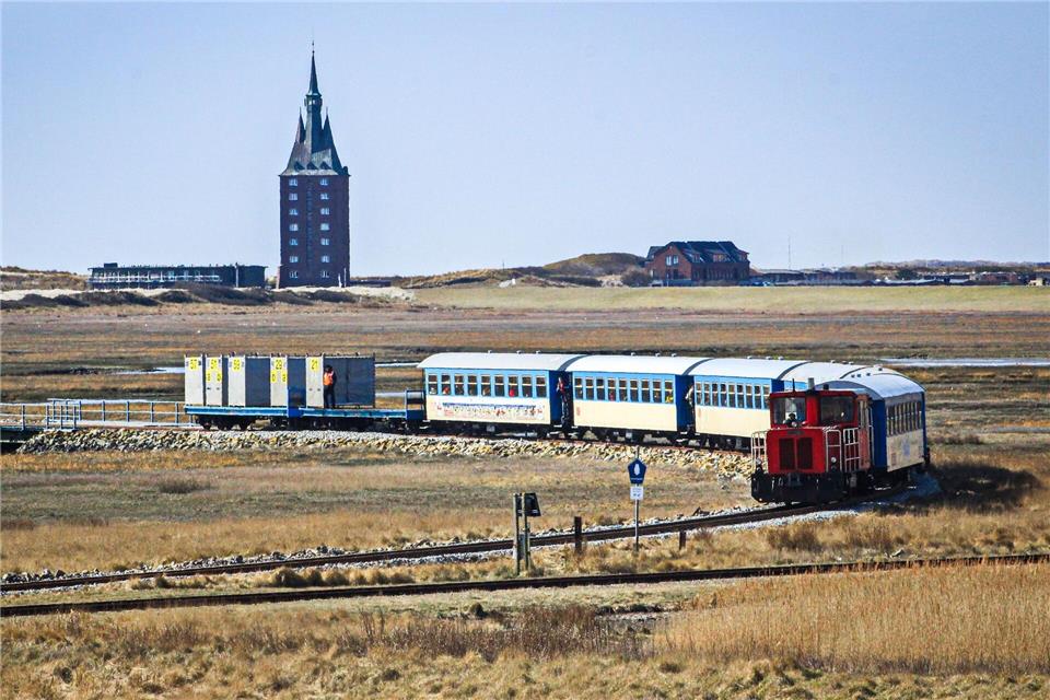 Vom Fähranleger bis zum Dorfbahnhof dieselt die Inselbahn in einer Viertelstunde.Bernd F. Meier/dpa-tmn