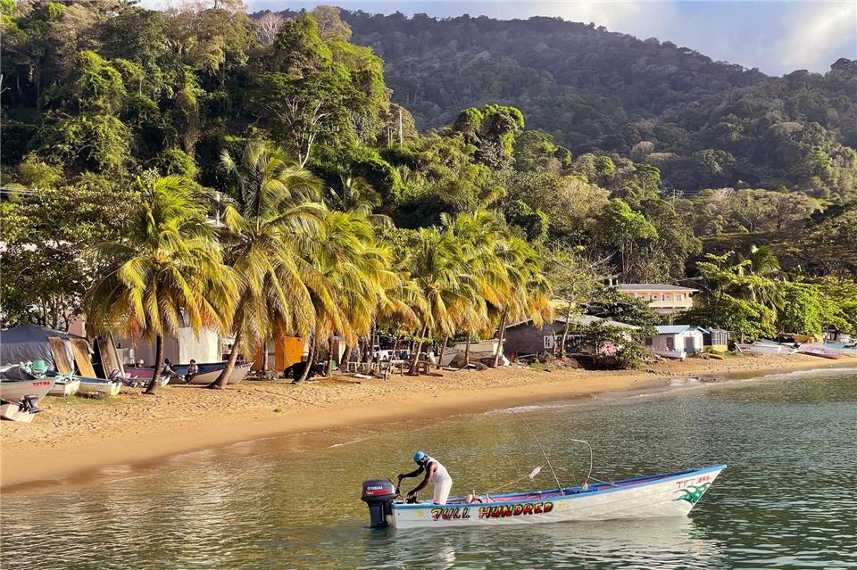 Vom Fischerdorf Charlotteville aus geht es im Boot zur einsamen „Piratenbucht“. Manuel Meyer/dpa-tmn