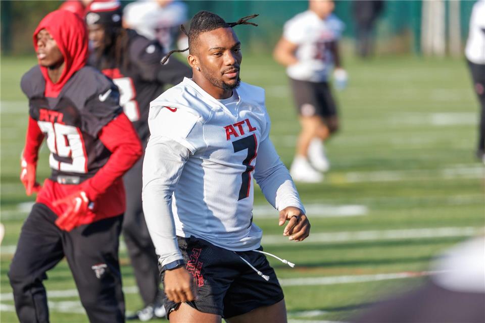 Vom Flieger aufs Feld: Bijan Robinson bereitet sich mit den Falcons auf das Berlin Game vor. Andreas Gora/dpa