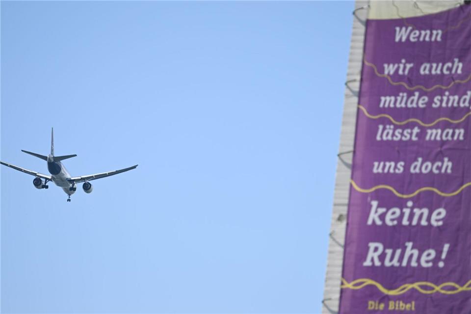 Vom Frankfurter Flughafen in den Urlaub starten kann schön sein - weniger schön ist der Fluglärm für Anwohner. Subventionen sollen zum Ausgleich die Lebensqualität in etlichen Anrainerkommunen verbessern. (Symbolbild)Arne Dedert/dpa
