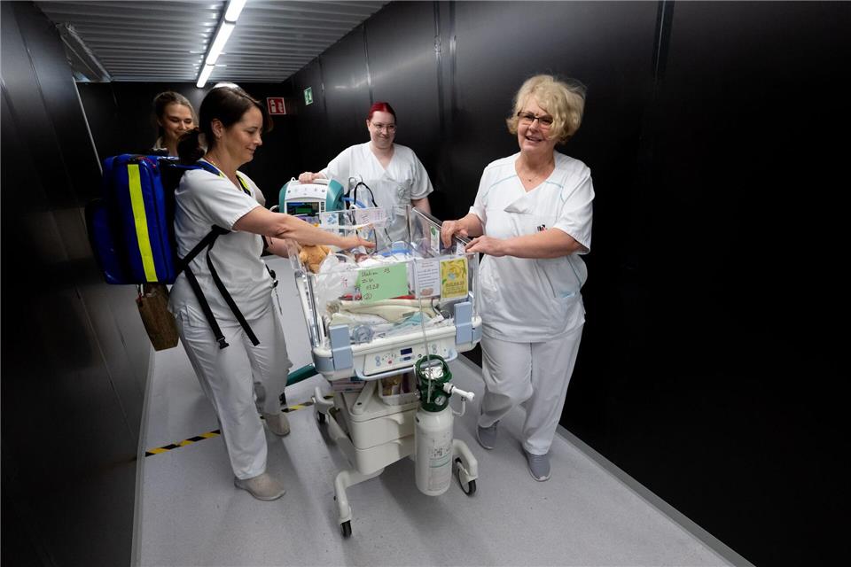 Vom Frühchen bis zum Palliativpatienten: Alle kommen durch einen eigens gebauten, tunnelartigen Gang in das neue Klinikgebäude.Sven Hoppe/dpa