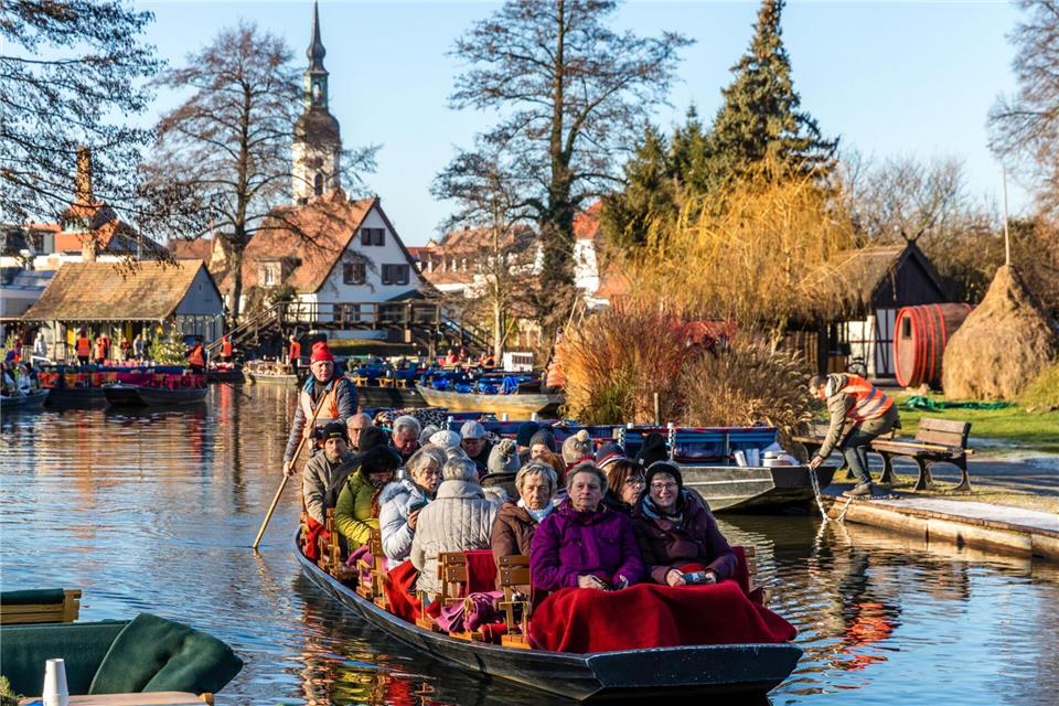 Vom Hafen von Lübbenau fährt ein Kahn mit Besuchern zum Weihnachtsmarkt in das Spreewalddorf Lehde. (Archivbild)Frank Hammerschmidt/dpa/ZB