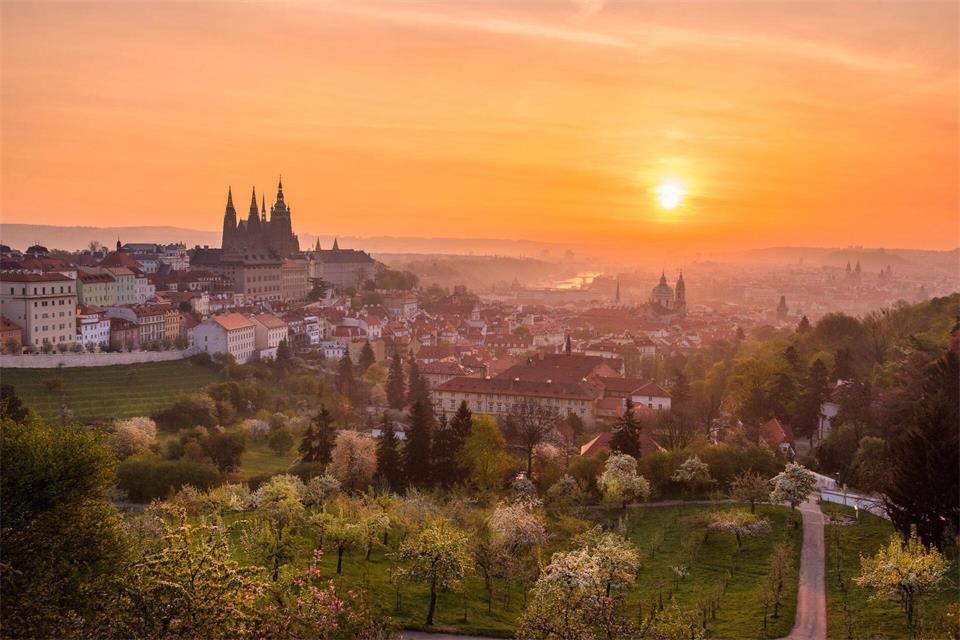 Vom Hausberg Petřín hat man einen wundervollen Blick auf die „Goldenen Stadt“.Petr Čech/CzechTourism/dpa-tmn