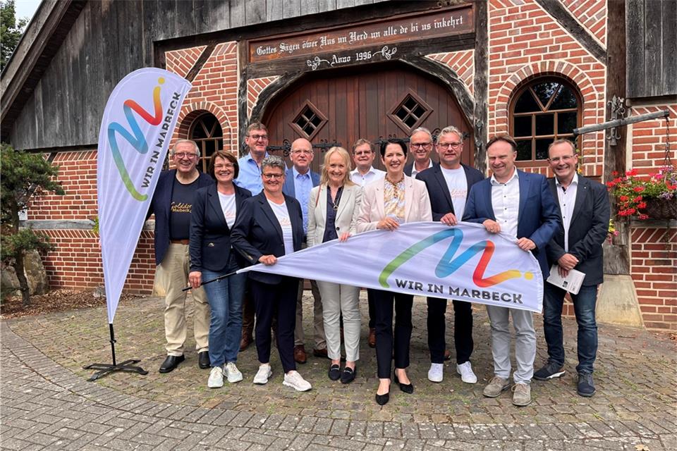 Vom Heimathaus aus ging es für Ministerin Silke Gorißen (5. von rechts) und Landwirtschaftskammer-Präsident Karl Werring (5. von links) auf zu einer Planwagenfahrt durch den Ort.Berger