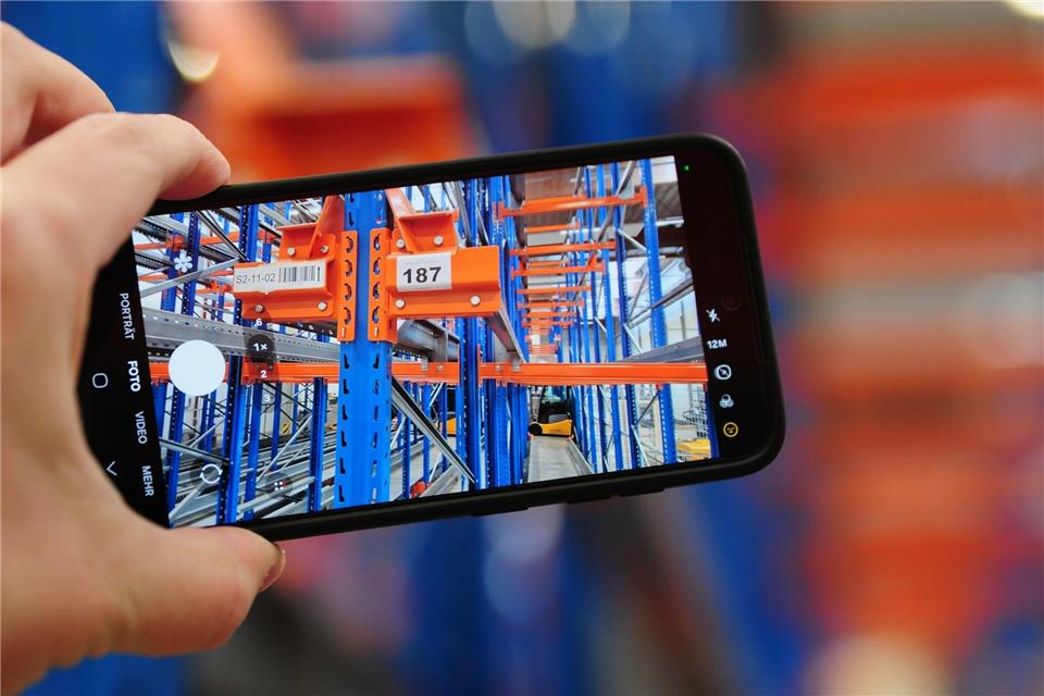 Vom Hochregal über Schreibtische, Zimmerpflanzen bis hin zur kompletten Produktionslinie für mehrere Millionen Euro: Das Inventar des insolventen Solarmodulherstellers Meyer Burger kommt unter den Hammer. Simon Kremer/dpa