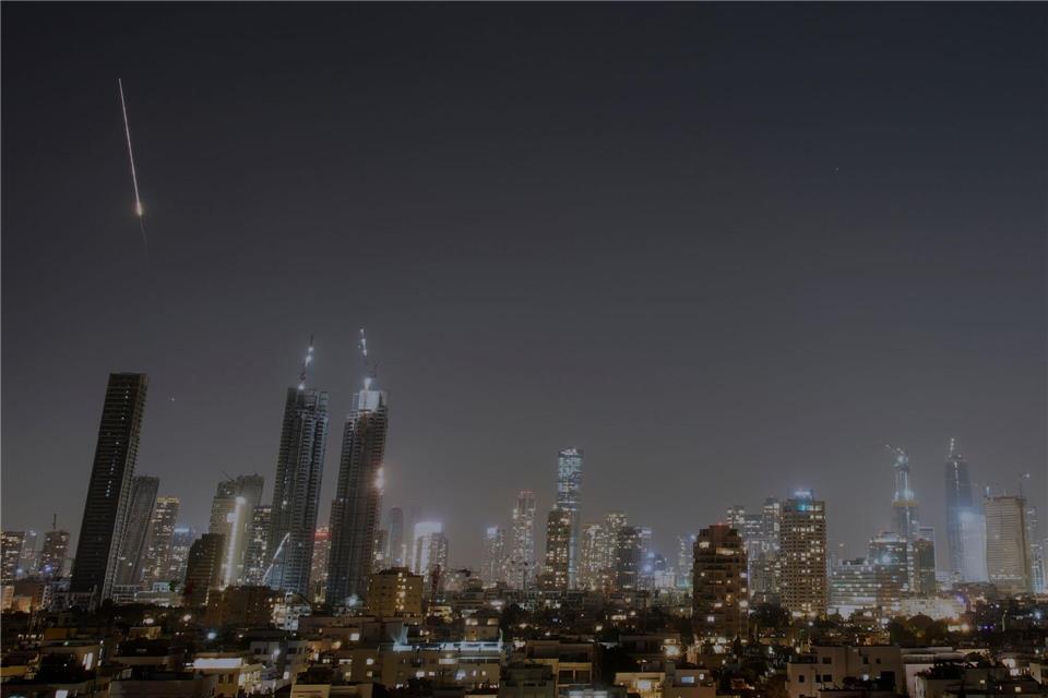 Vom Iran abgeschossene Raketen am Himmel über Tel Aviv.Ohad Zwigenberg/AP/dpa