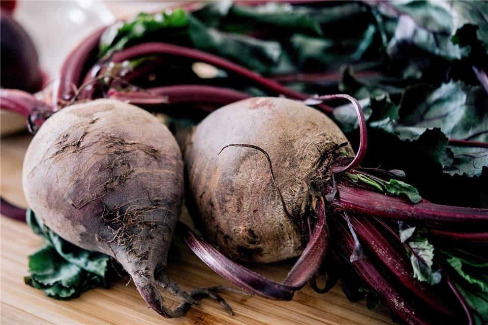 Vom Kellerkind zum Küchentrend: Rote Bete ist kein stiller Begleiter mehr. Beim Einkauf gilt: Kleine Knollen sind milder im Geschmack, große erdiger. picture alliance/dpa/dpa-tmn