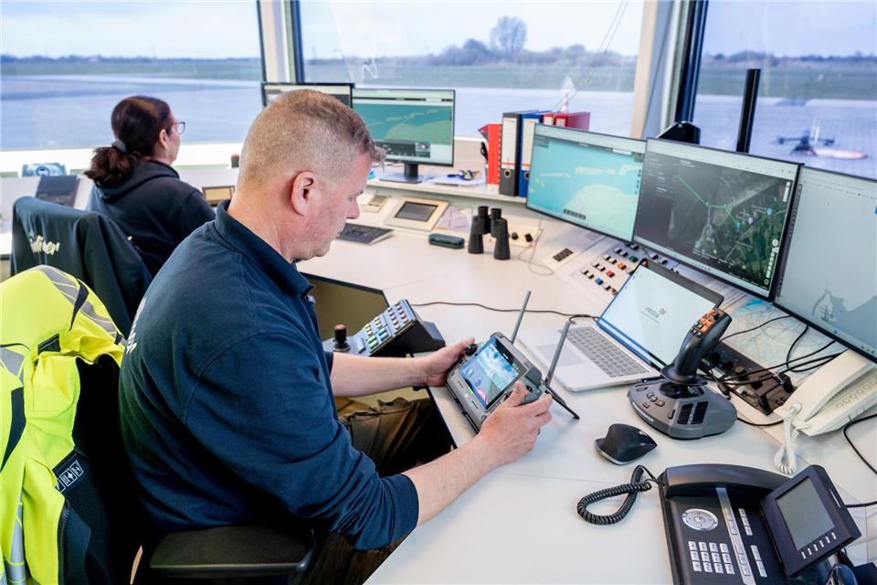 Vom Kontrollraum am Flugplatz Norddeich steuert Ingo Hellmann die Drohne. Hauke-Christian Dittrich/dpa