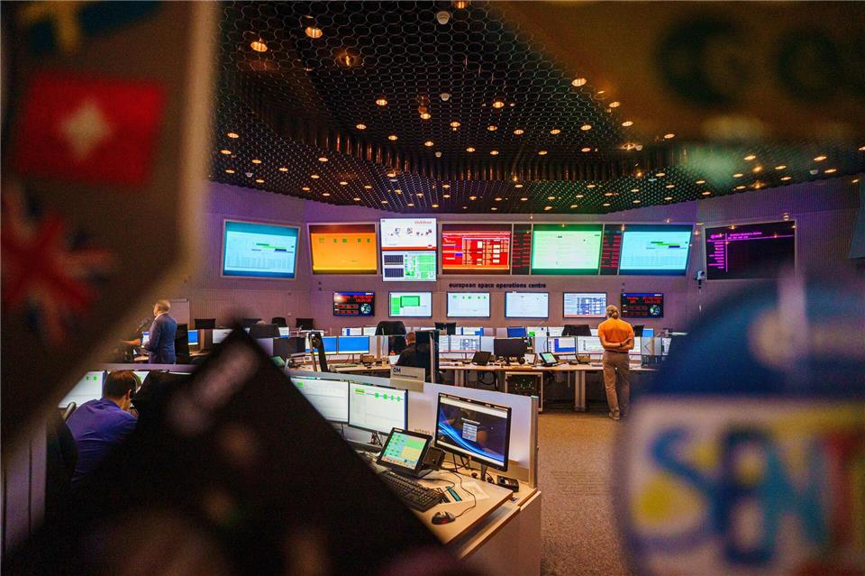 Vom Kontrollzentrum werden die Satelliten gesteuert. (Archivbild)Andreas Arnold/dpa