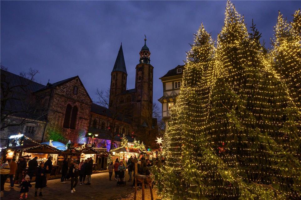 Vom Nordturm der Marktkirche (rechts im Bild) bietet sich ein Ausblick über den Weihnachtsmarkt.Swen Pförtner/dpa