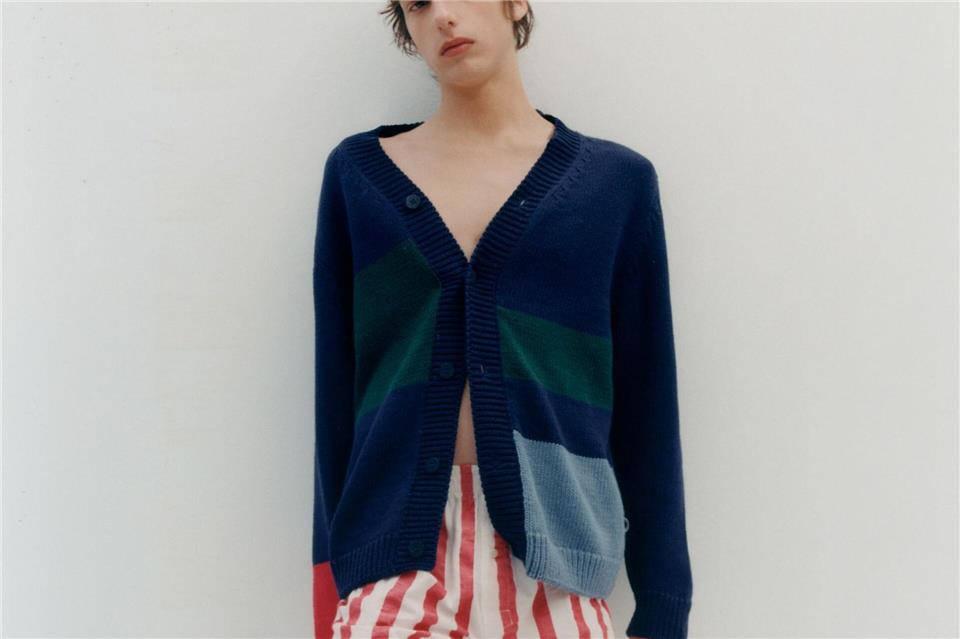 Vom Opa-Cardigan zum begehrten It-Piece. Strickjacken wie die von Thinking MU dürfen in dieser Saison in keinem Kleiderschrank fehlen (Cardigan ca. 160 Euro, Boxer ca. 30 Euro).Thinking MU/dpa-tmn