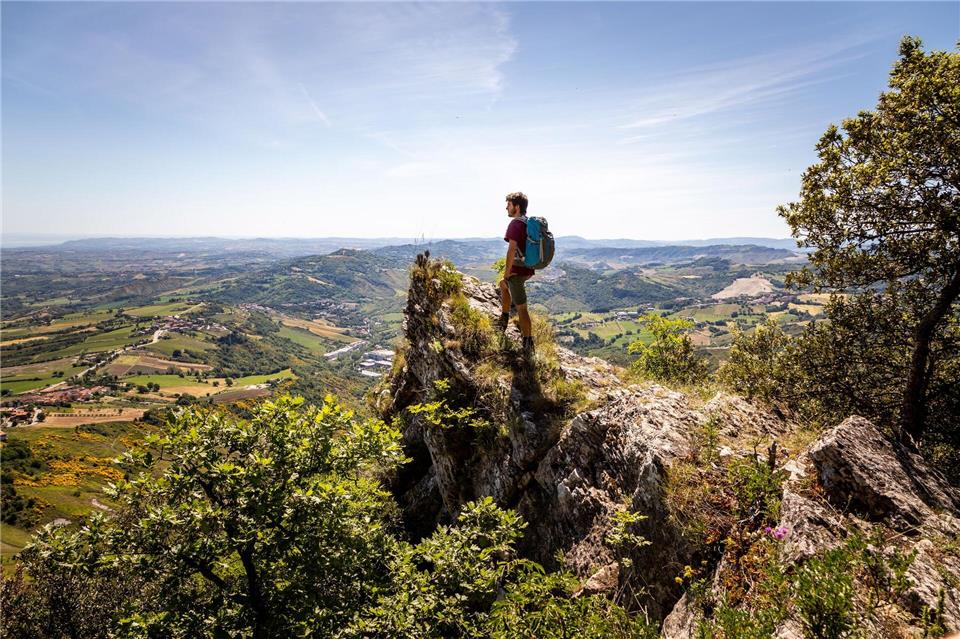 Vom Pilgerweg „Cammino del Santo Marino“ hat man immer wieder beeindruckende Aussichten auf die Landschaft von San Marino.@visitsanmarino/dpa-tmn