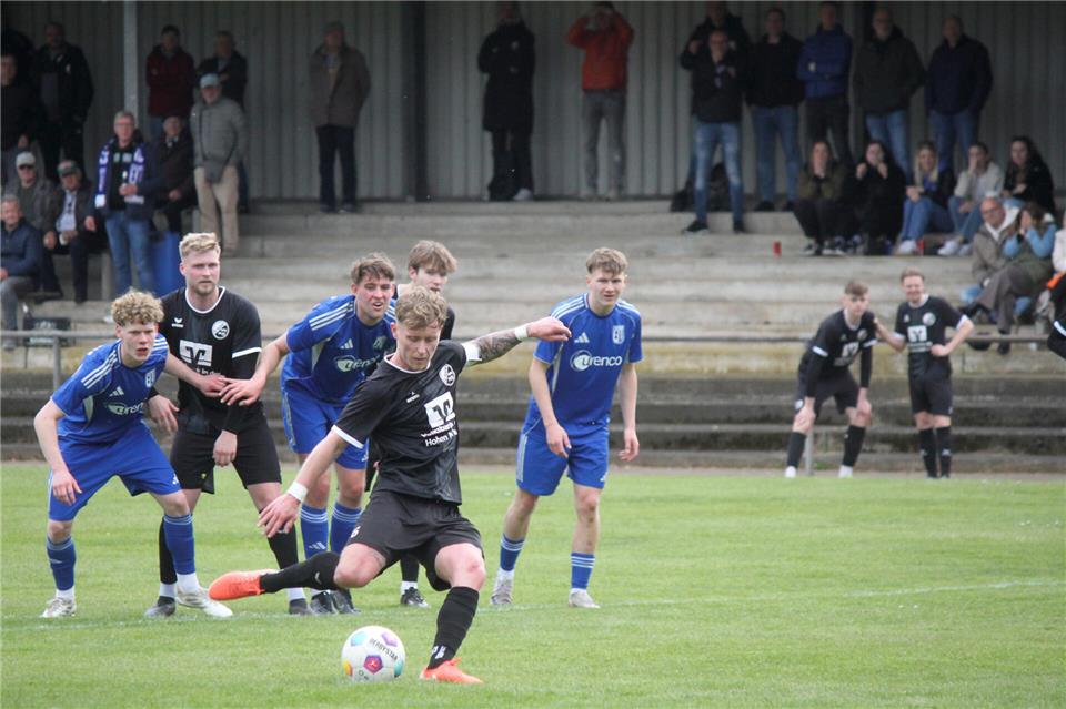 Vom Punkt ins Glück: Rekens Kapitän Raphael Niehoff übernahm Verantwortung und erzielte per Elfer den Treffer zum zwischenzeitlichen 1:1.Viktoria Heiden im Fall nach 1:2 im AbstiegsduellHEIDEN (sh). Bitterer kann es für die Fußballer von Viktoria Heiden wohl kaum laufen. Im Bezirksliga-Kellerduell beim SV Heek blieb Heiden ein weiteres Mal glücklos beim schmerzhaften 1:2 (0:1).Bitter gestaltete sich das Resultat auch deshalb, da die Gäste eigentlich ein gutes Spiel gemacht haben. „All das, was man den Jungs in den letzten Wochen vorwerfen konnte, war an diesem Tag nicht zutreffend“, befand Heidens Sportlicher Leiter Tobias Terlau, der nach dem Rücktritt von Pascal Herzog die Verantwortung am Spielfeldrand übernahm, „das Team hat gekämpft und sich voll eingesetzt.“Während Heek vornehmlich auf Konter lauerte, suchte die Viktoria beständig den Weg nach vorne. Jedoch leitete ein Fehler im Spielaufbau das 0:1 durch Heeks Tim Weichert ein (39.). Nach dem Seitenwechsel präsentierten sich die Gäste weiter mutig, erspielten sich eine Vielzahl an Chancen und belohnten sich mit dem überfälligen 1:1 durch Laurin Büdding (61.), der vom gerade erst eingewechselten Fabian Ossing bedient wurde. Anstelle des zweiten Treffers geriet Heiden aber per Slapstickeinlage ein zweites Mal in Rückstand (Jan Küsters, 74.) und fand zum 1:2-Gegentreffer  trotz bester Gelegenheiten keine passende Antwort mehr.Viktoria Heiden: Baschek; Lohaus (90. Herzfeld), Bedrunka, Loskill (75. Osmani), Berger, Brun (60. Ossing), Büdding, Möllmann, de Lucia, Stapel, Vestrick