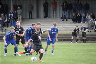 Vom Punkt ins Glück: Rekens Kapitän Raphael Niehoff übernahm Verantwortung und erzielte per Elfer den Treffer zum zwischenzeitlichen 1:1.Viktoria Heiden im Fall nach 1:2 im AbstiegsduellHEIDEN (sh). Bitterer kann es für die Fußballer von Viktoria Heiden wohl kaum laufen. Im Bezirksliga-Kellerduell beim SV Heek blieb Heiden ein weiteres Mal glücklos beim schmerzhaften 1:2 (0:1).Bitter gestaltete sich das Resultat auch deshalb, da die Gäste eigentlich ein gutes Spiel gemacht haben. „All das, was man den Jungs in den letzten Wochen vorwerfen konnte, war an diesem Tag nicht zutreffend“, befand Heidens Sportlicher Leiter Tobias Terlau, der nach dem Rücktritt von Pascal Herzog die Verantwortung am Spielfeldrand übernahm, „das Team hat gekämpft und sich voll eingesetzt.“Während Heek vornehmlich auf Konter lauerte, suchte die Viktoria beständig den Weg nach vorne. Jedoch leitete ein Fehler im Spielaufbau das 0:1 durch Heeks Tim Weichert ein (39.). Nach dem Seitenwechsel präsentierten sich die Gäste weiter mutig, erspielten sich eine Vielzahl an Chancen und belohnten sich mit dem überfälligen 1:1 durch Laurin Büdding (61.), der vom gerade erst eingewechselten Fabian Ossing bedient wurde. Anstelle des zweiten Treffers geriet Heiden aber per Slapstickeinlage ein zweites Mal in Rückstand (Jan Küsters, 74.) und fand zum 1:2-Gegentreffer  trotz bester Gelegenheiten keine passende Antwort mehr.Viktoria Heiden: Baschek; Lohaus (90. Herzfeld), Bedrunka, Loskill (75. Osmani), Berger, Brun (60. Ossing), Büdding, Möllmann, de Lucia, Stapel, Vestrick