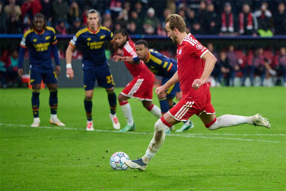 Vom Punkt verwandelt Harry Kane fast immer sicher. Gegen Arsenal führte er auch einen Abstoß aus.Sven Hoppe/dpa
