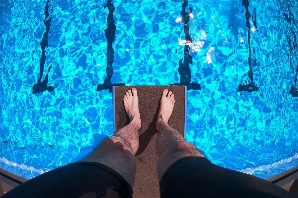 Vom Sprungturm aus ins kühle Wasser - in Gütersloh geht das vorerst nicht. (Symbolbild)Friso Gentsch/dpa