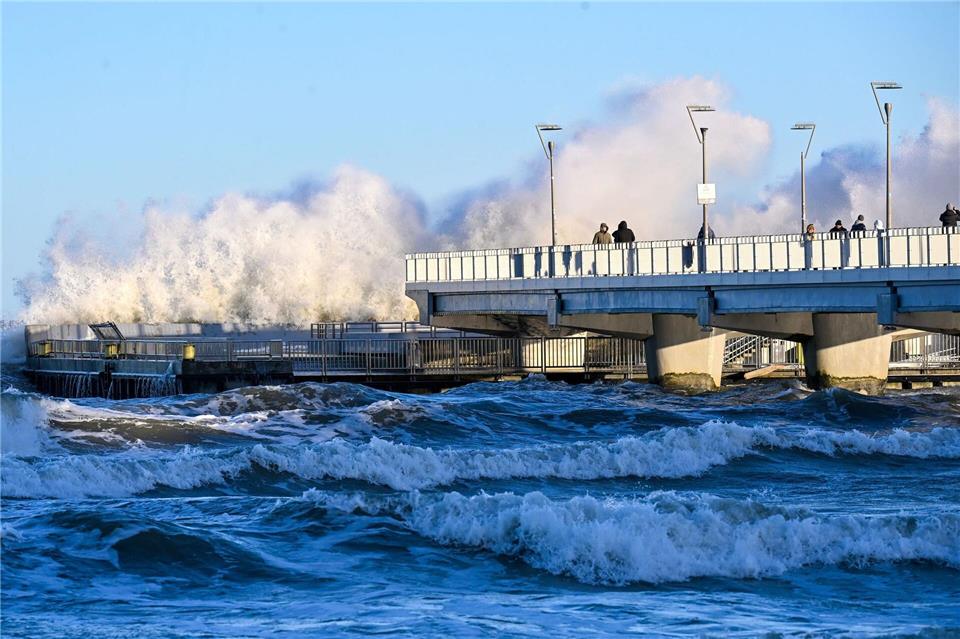 Vom Sturmwetter besonders stark betroffen ist die Ostseeküste Polens - wie hier das Ostseebad Kolberg.Piotr Kowala/PAP/dpa